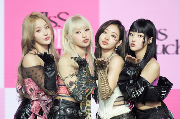 그룹 키스오브라이프(나띠 쥴리 벨 하늘)가 3일 서울 광진구 예스24라이브홀에서 열린 첫 싱글 앨범 '마이다스 터치' 발매 기념 쇼케이스에서 포즈를 취하고 있다. [사진=S2엔터테인먼트]