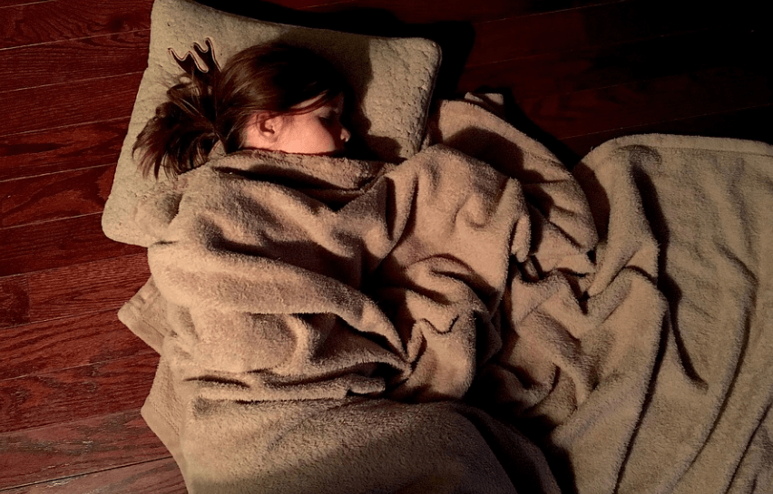 바닥에 누워서 잠을 자고 있다