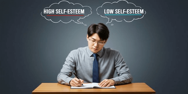 아시안-20대-남자가-책상에-앉아-높은자존감-낮은자존감-노트에-적는-이미지