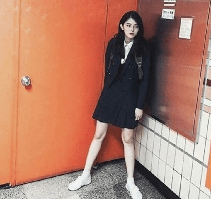 한소희가-고등학교-시절-교복을-입고-지하철-역사에서-벽에-기대고-서있는-모습
