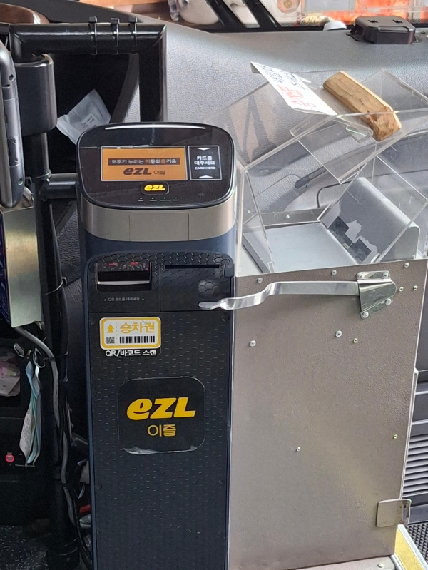 버스 내부 교통카드 찍는 곳