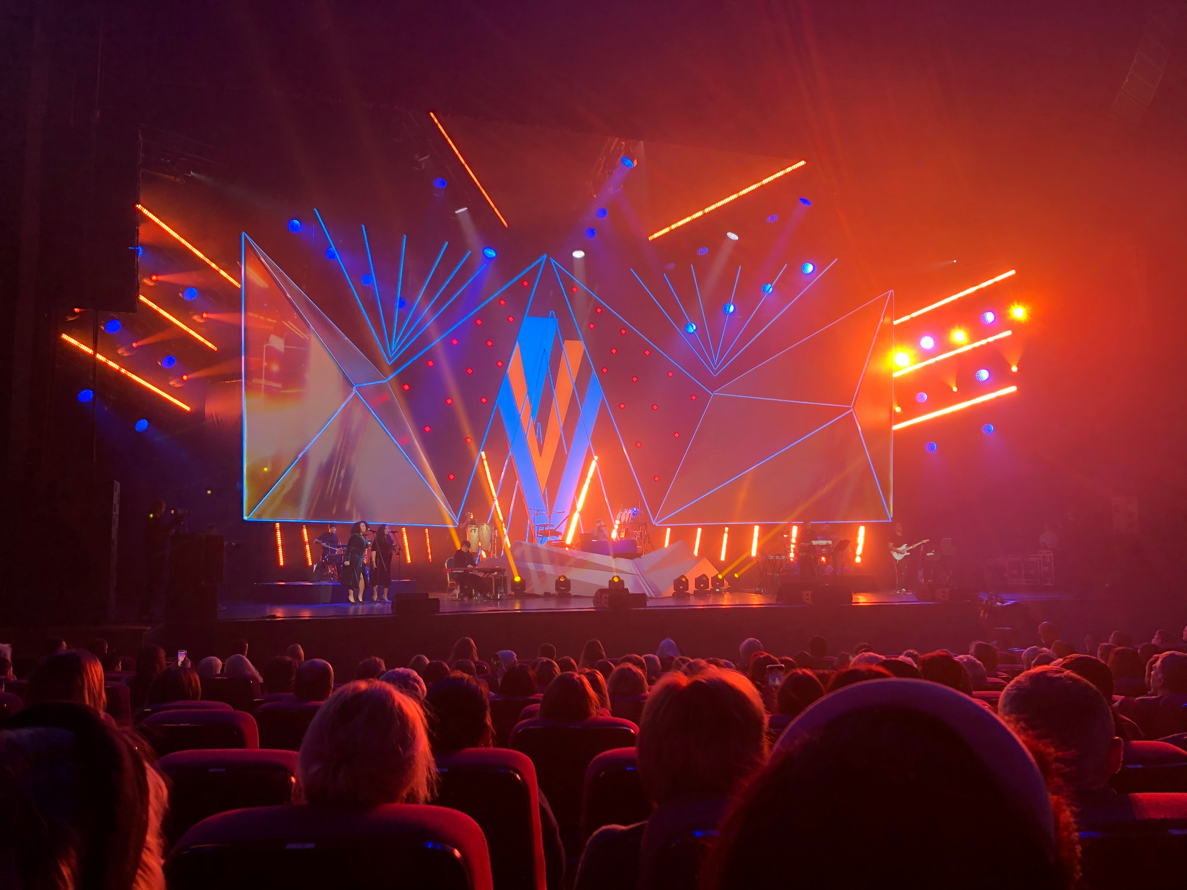 팀 무대 전경, 센터가 관객과 호흡 관련 사진