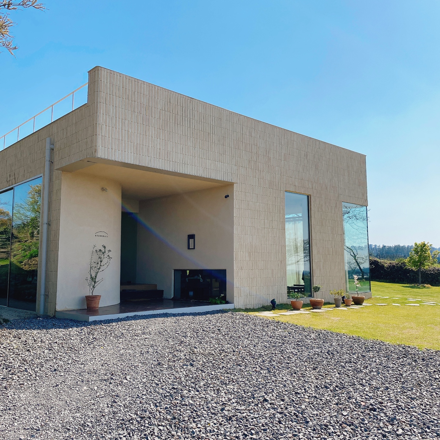 제주 애월 장전리 왕벚꽃거리 근처 문태준 시인 카페 오롬마르