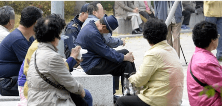 공원에-앉아있는-노인들