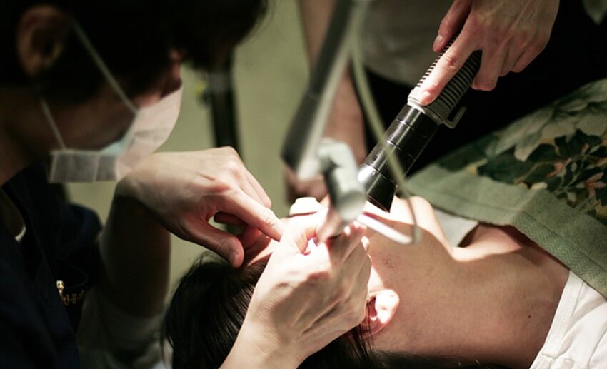 피부 시술 받는 모습