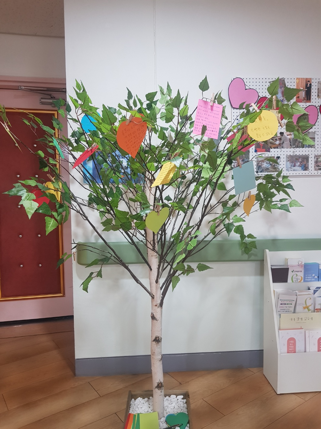 하늘로 전하는 메시지, 유가족의 손글씨 메모가 달린 추모나무