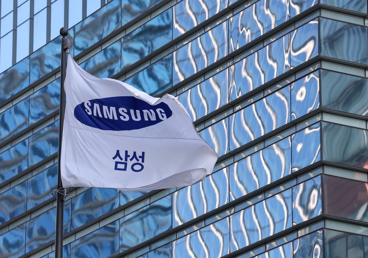 반도체 실리콘 웨이퍼 공정 라인 내부에서 초미세 회로 패턴 노광 및 세정 단계를 정밀하게 제어 중인 첨단 전공정 자동화 제조 장비 전경 이미지