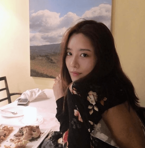 배우-차주영이-음식이-놓인-식탁-옆에-앉아-있는-장면