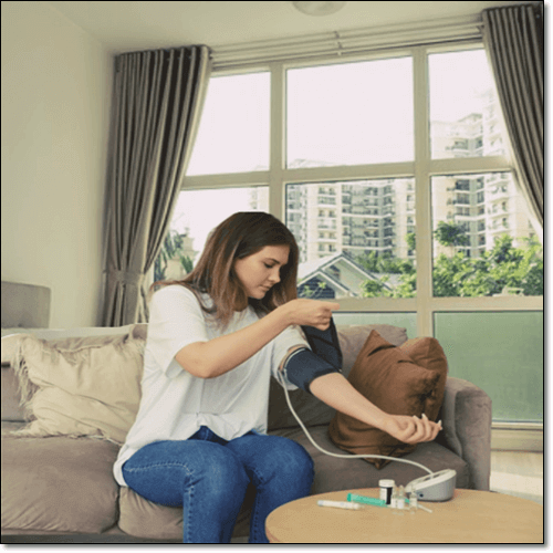 심혈관 건강에 좋은 옥수수수염차, 혈압 체크하는 여성