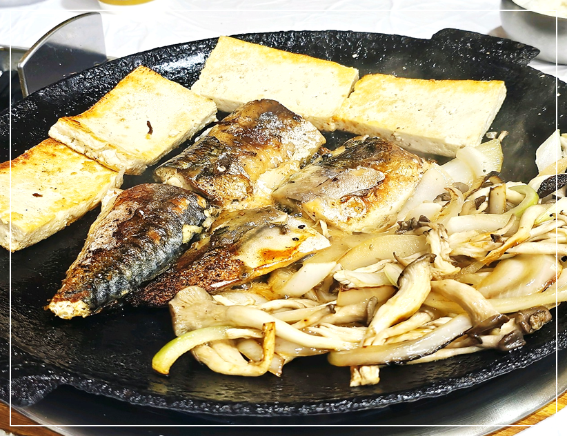 두툼한 두부와 고등어가 노릇노릇 구워진 고등어두부구이