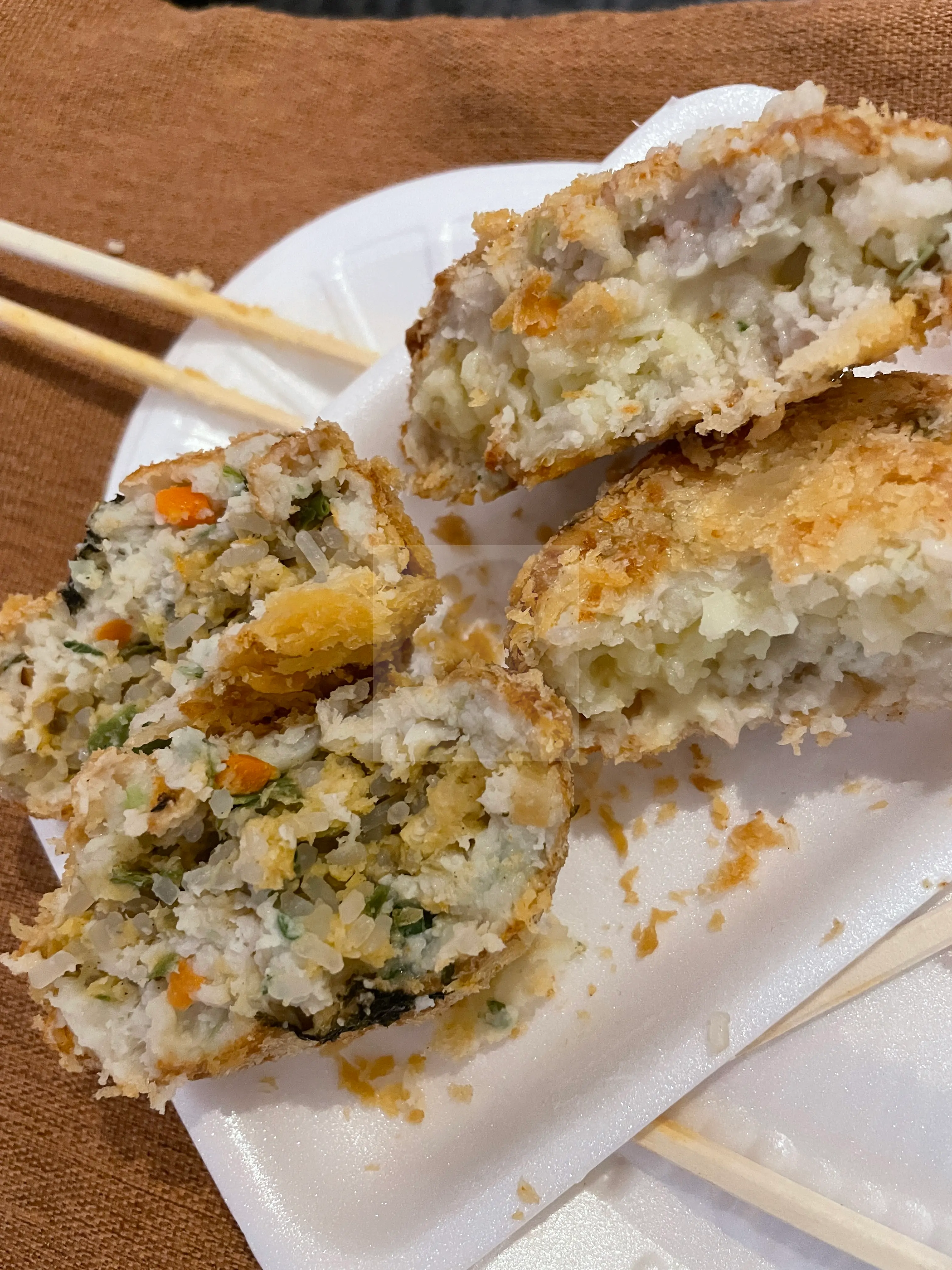 고로케를 반으로 쪼갠 사진