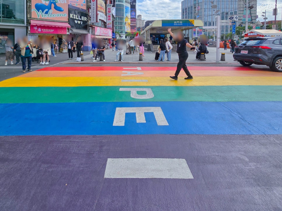 타이베이 시먼딩의 무지개 색 횡단보도와 활기찬 거리 풍경.