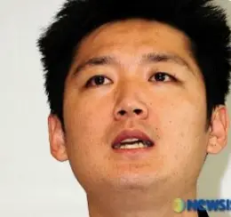 연금-얼굴이 정면으로 비춰지는 김선우