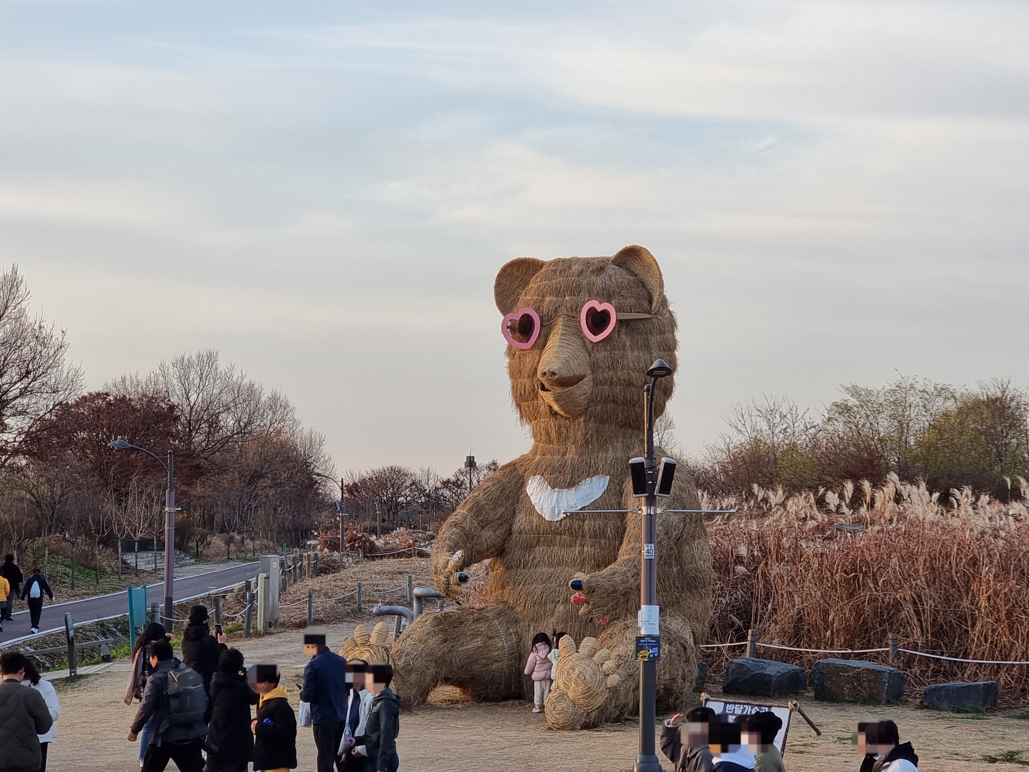 하늘공원 정체 모호한 '반달곰' 조형물