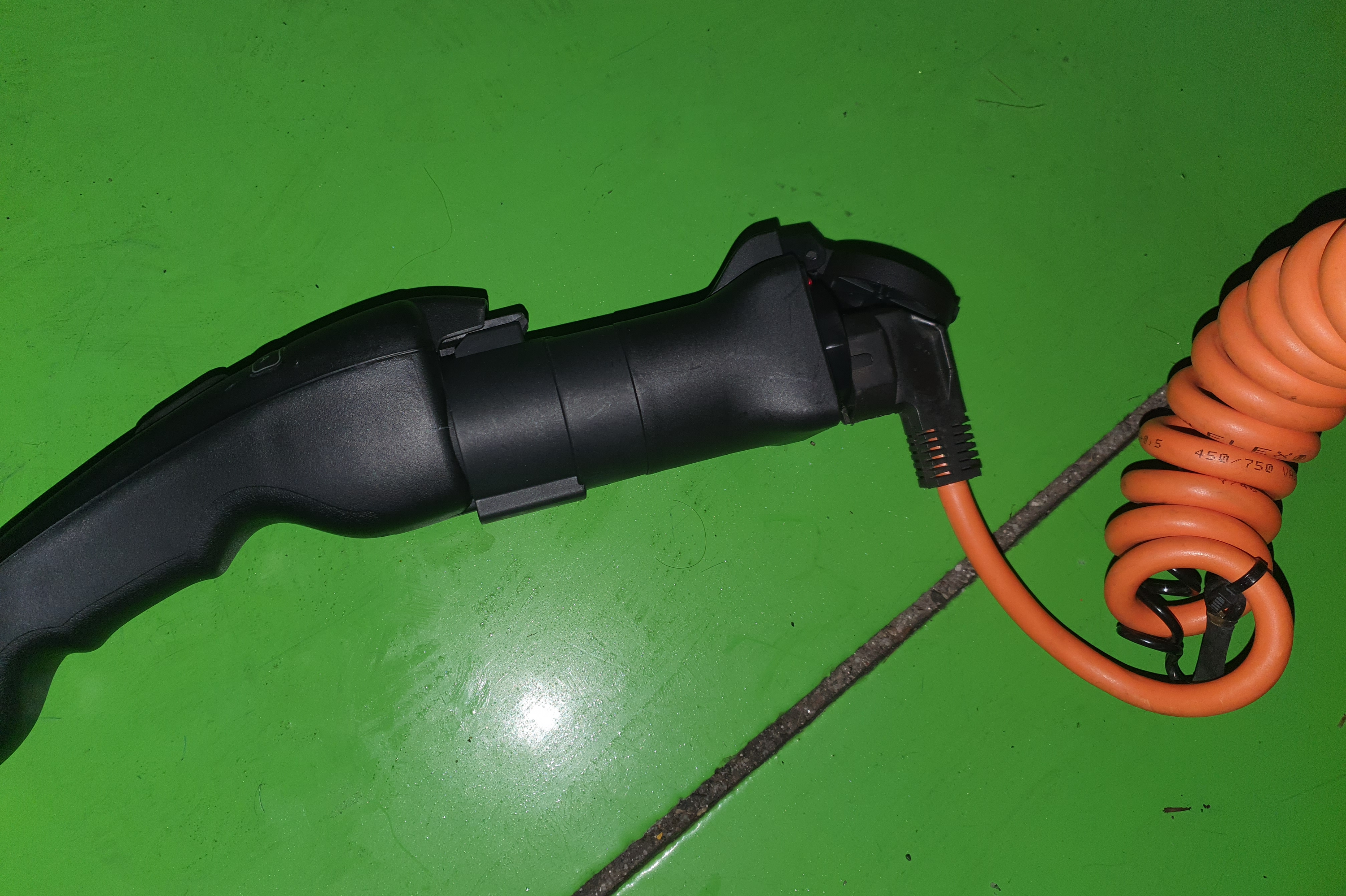 이군젠더보단 아쉽긴하다.. 220V 플러그 꼽았을때, 조금은 헐거운 느낌이 남.