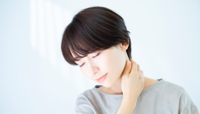 목을 주무르는 여성