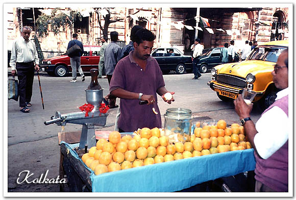 인도_콜카타_길거리에서_오렌지주스