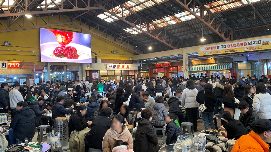 시장-인파-식탁-장