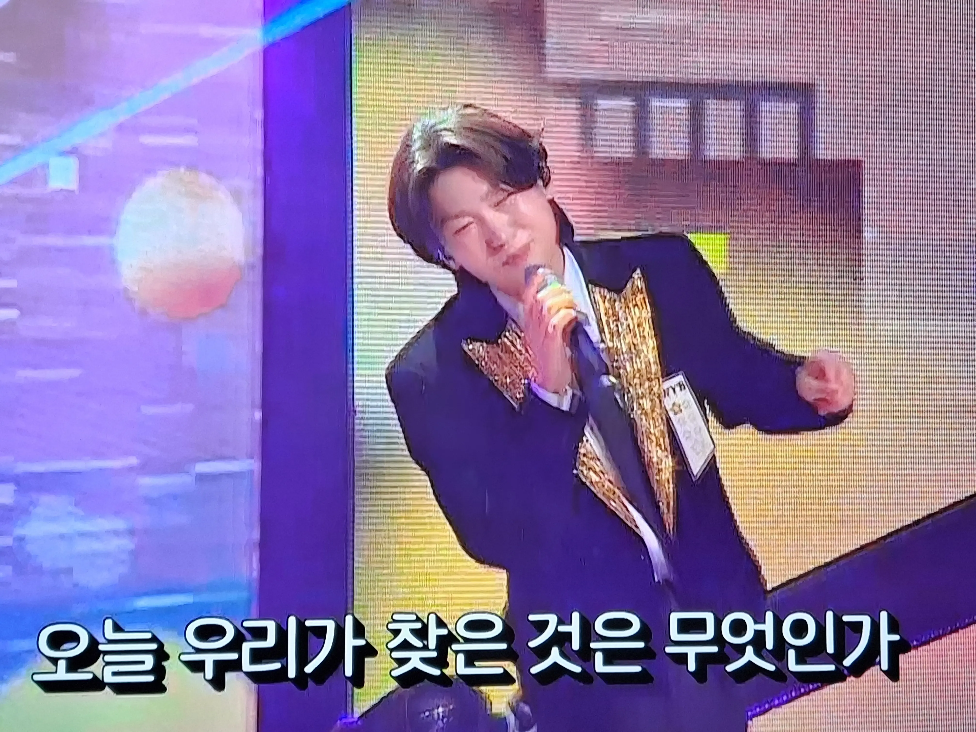 무대 위에서는 그 누구보다 깊고 진한 정통 트롯을 뿜어내는 '상남자'로 돌변