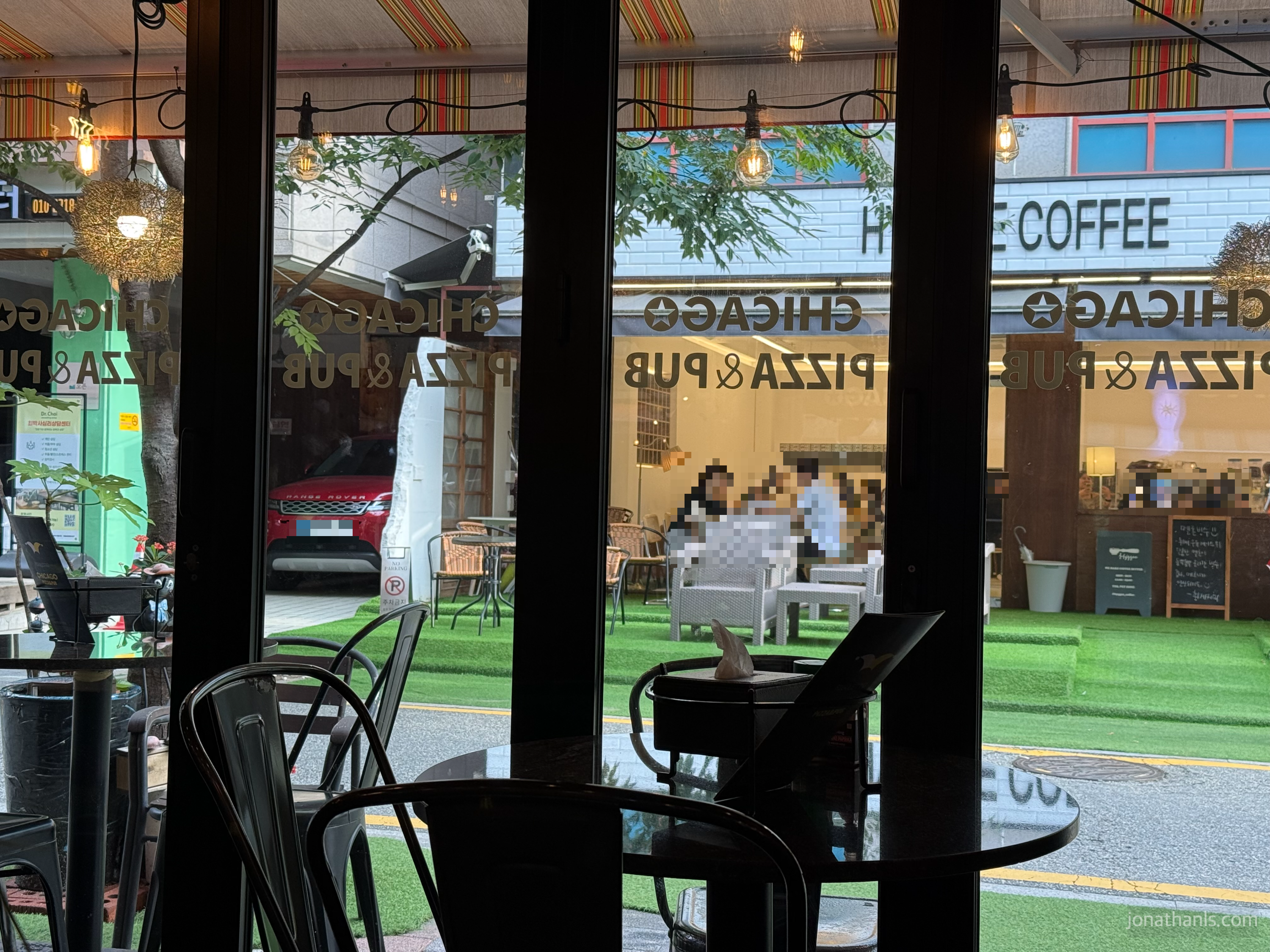 보정동 카페거리 시카고피자 내부에서 바라본 거리 풍경