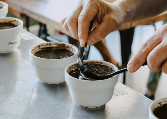 고도-높은-지역-낮은-지역에-커피를-비교하는-이미지