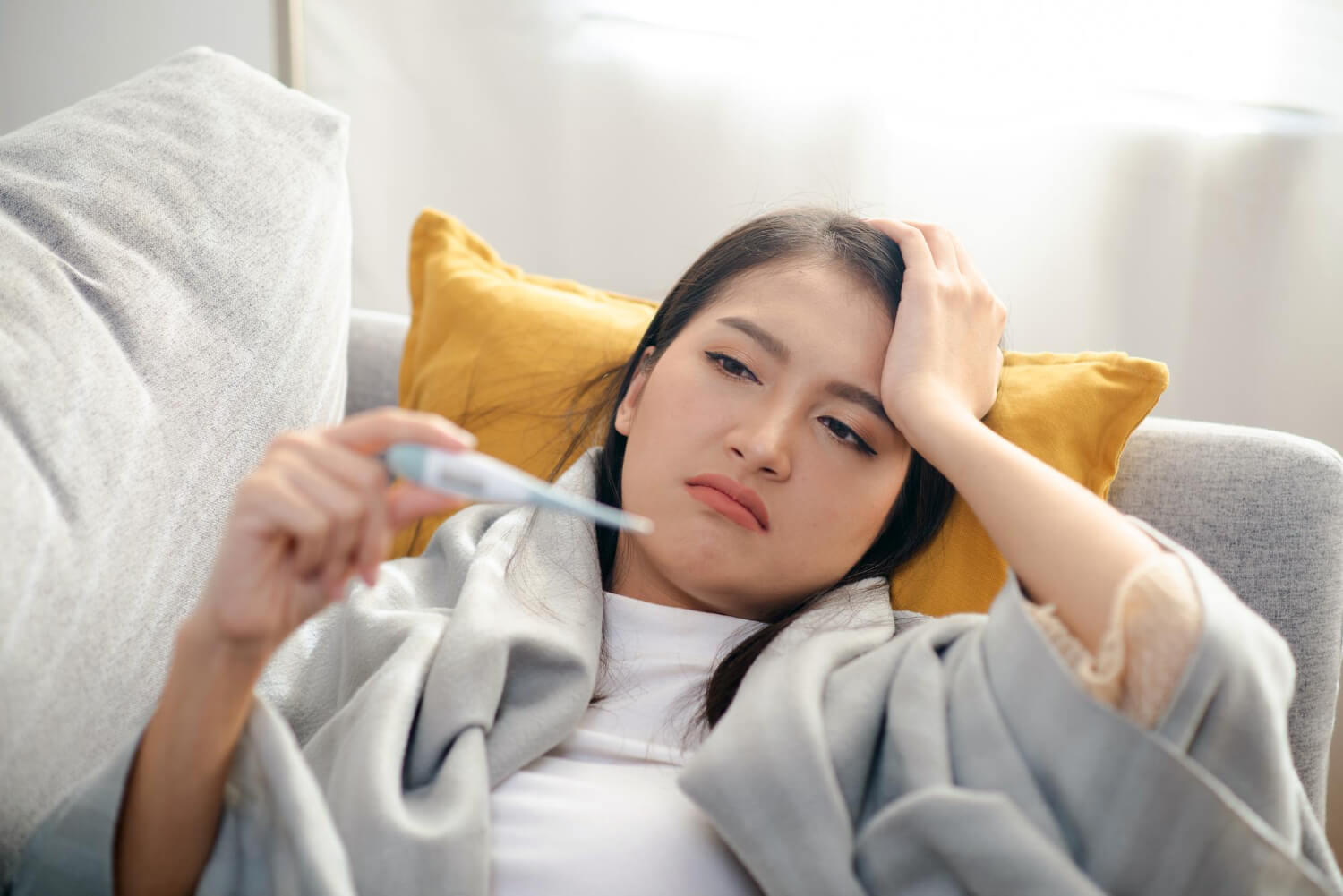 독감으로-인해-고열이-나는-여성
