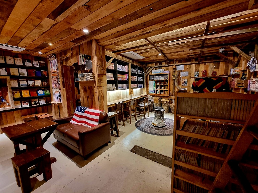 서울 북카페 맨홀커피 웨스턴 책방 &ndash; 영등포에서 즐기는 미국 서부 크리스마스 감성