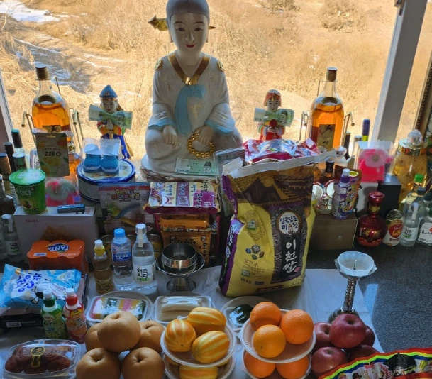 할머니 동상과 과일들
