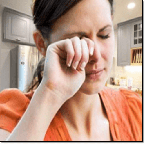 안구 건조증으로 눈 비비는 여성