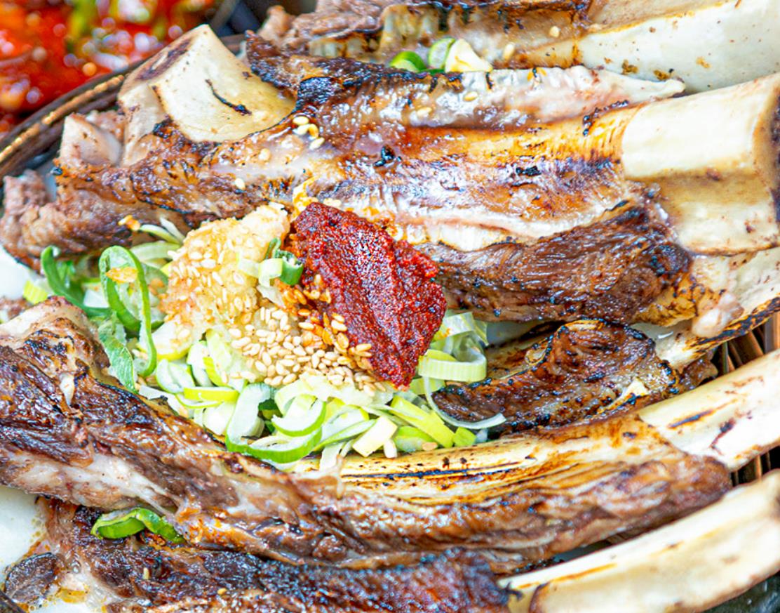 살이 실하게 붙어 있는 생방송투데이 방풍나물뚝배기갈비탕