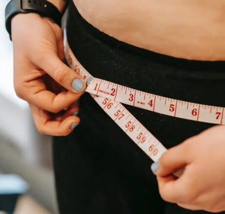 메밀차-마시는-날씬한-여자