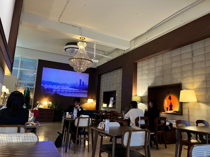 분위기 좋은 와인바 묘프 내부 모습