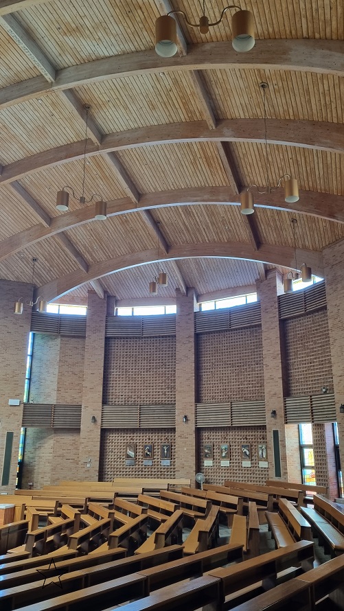 춘천 스무숲성당 안 천장, 십자가의 길 사진입니다.