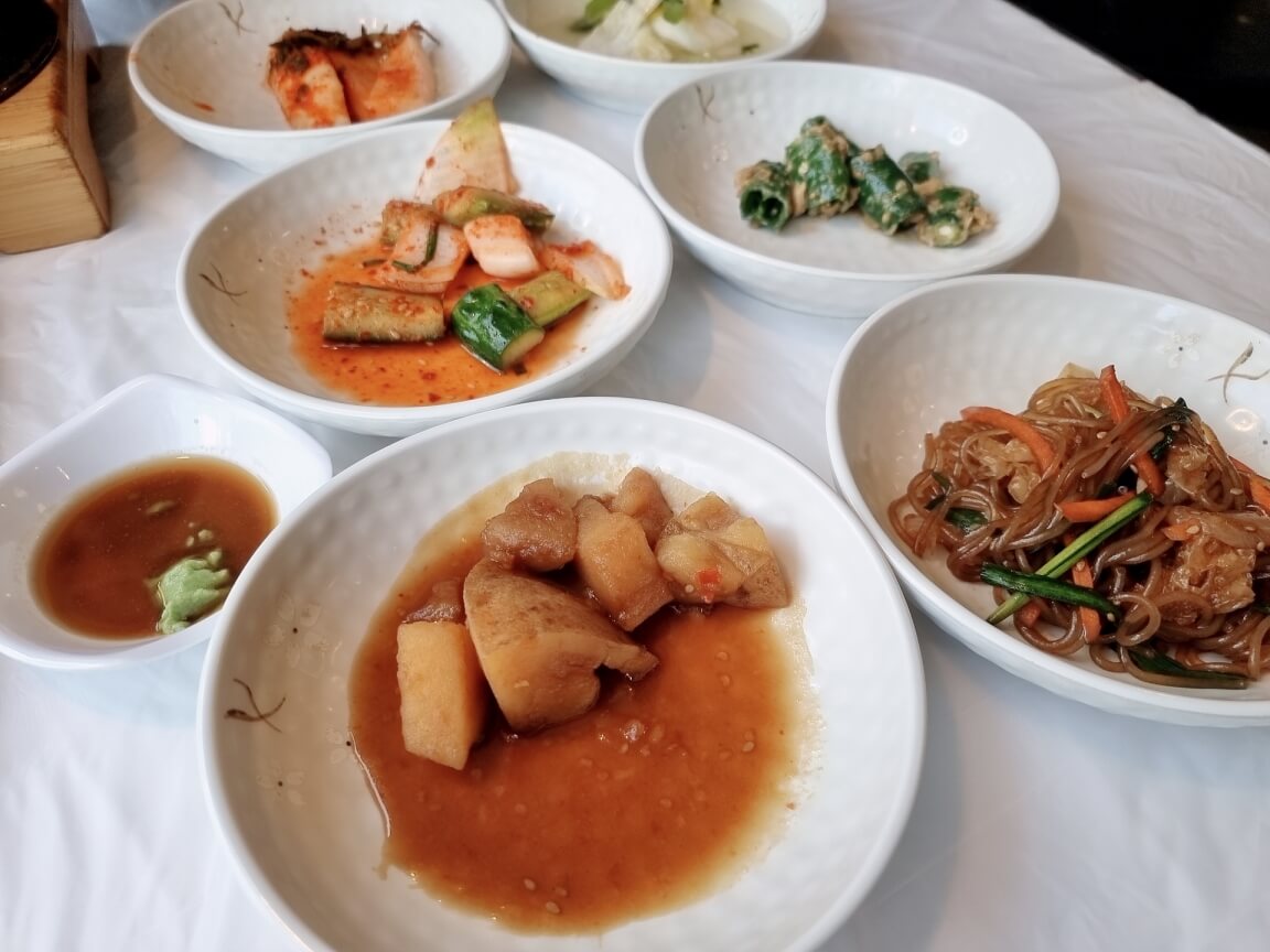 기본 반찬들 잡채와 감자조림 등