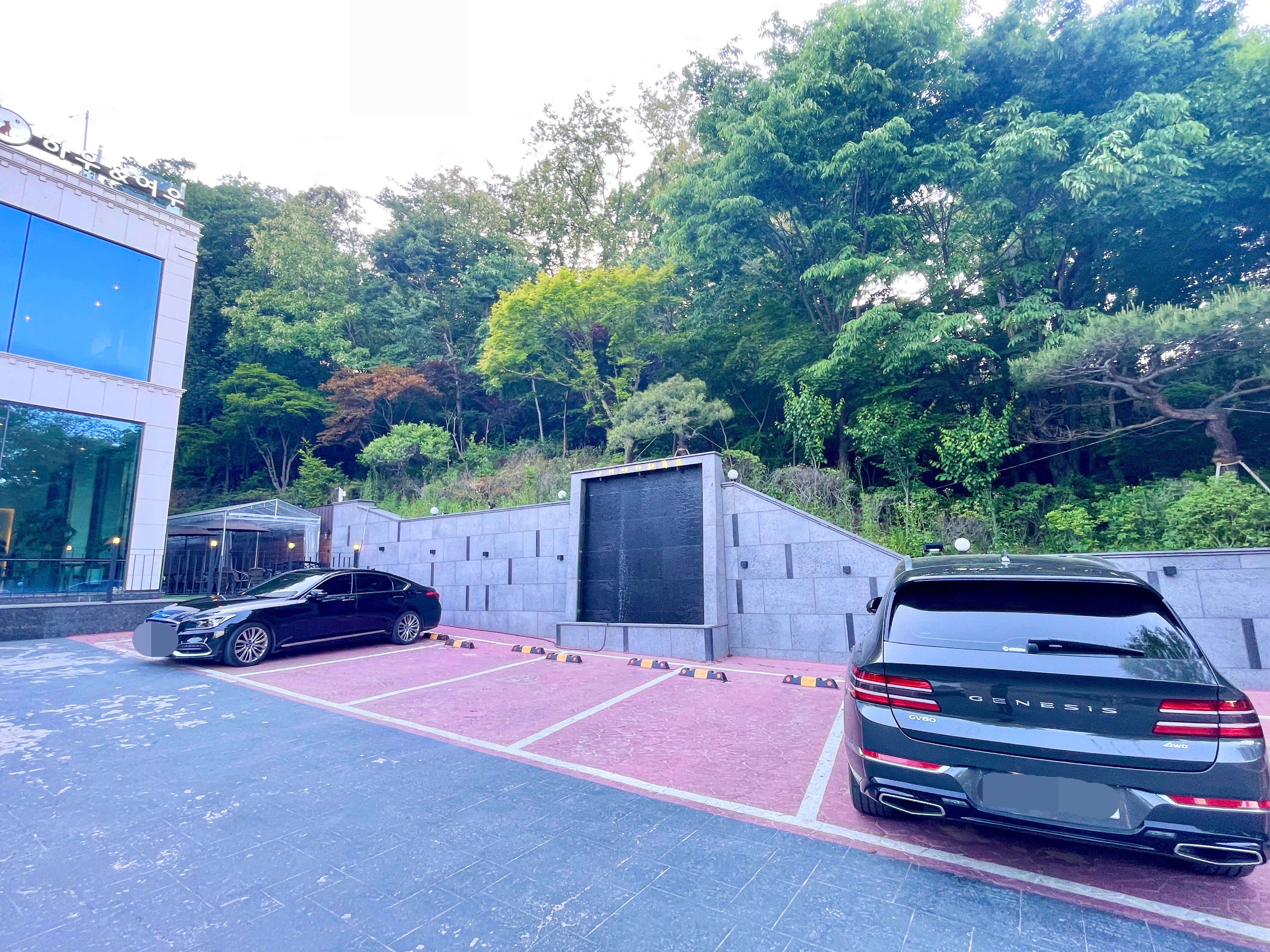 하우앤여우 주차장