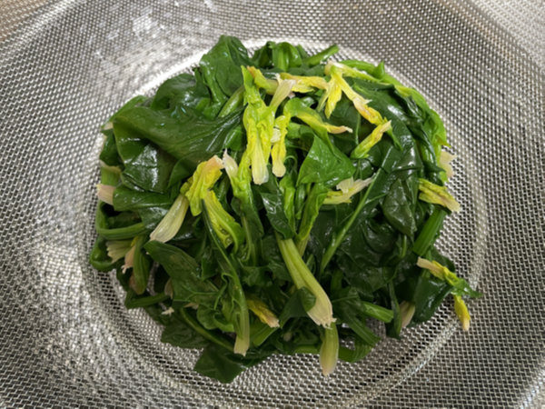 시금치를 채반에 받쳐 물기 빼기