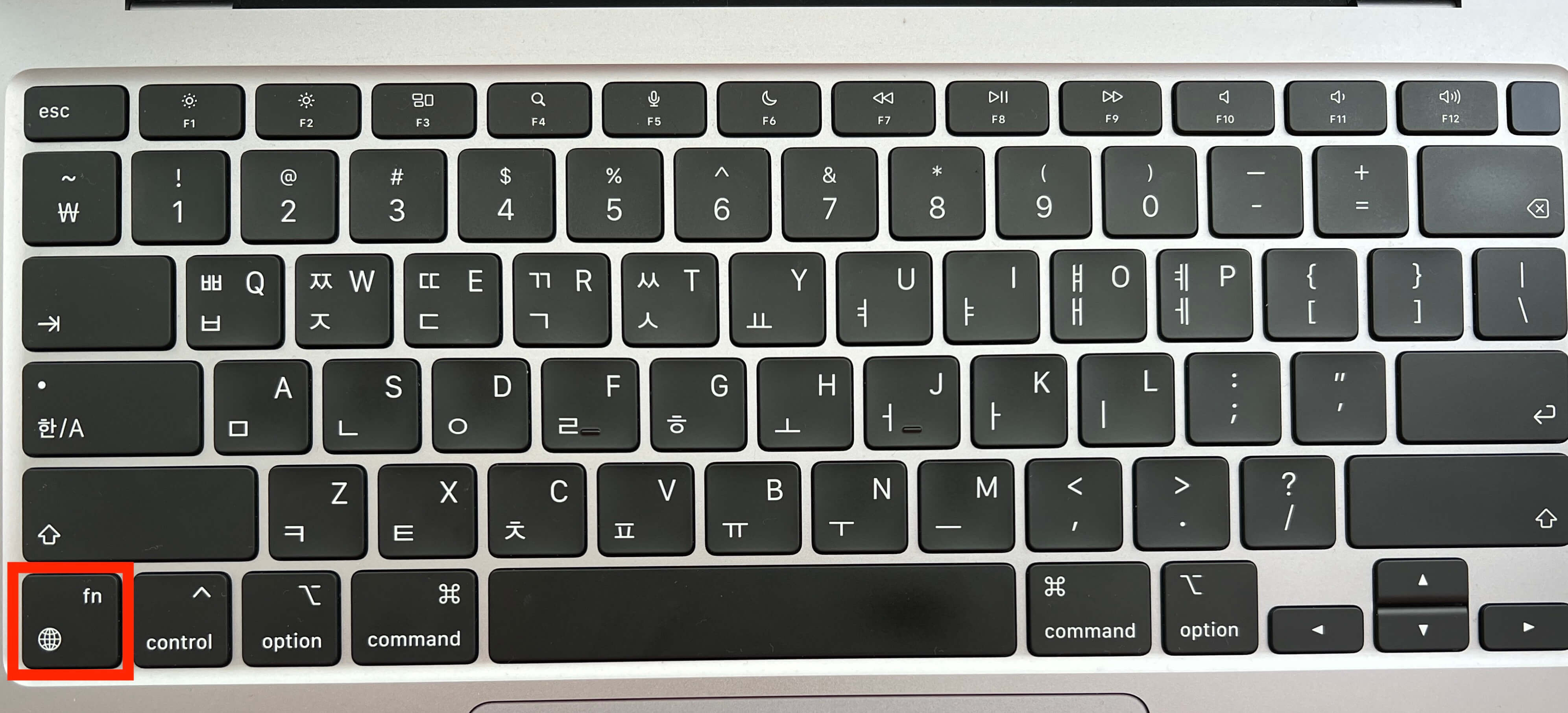 맥북-키보드에서-이모티콘-단축키를-빨간-네모로-강조-표시