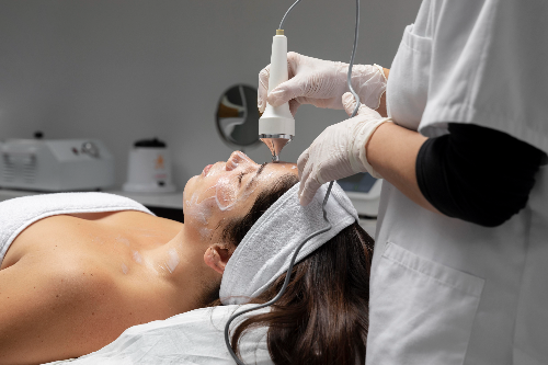 출처 <a href="https://kr.freepik.com/free-photo/young-woman-having-a-facial-treatment_13296112.htm#page=3&query=%EB%A0%88%EC%9D%B4%EC%A0%80%20%ED%94%BC%EB%B6%80&position=8&from_view=search&track=ais">Freepik</a>
