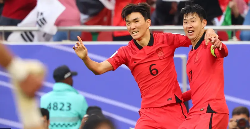 사우디아라비아전- 붉은유니폼을 입은 손흥민과 정우영선수가 어깨동무하며 기뻐하는 모습