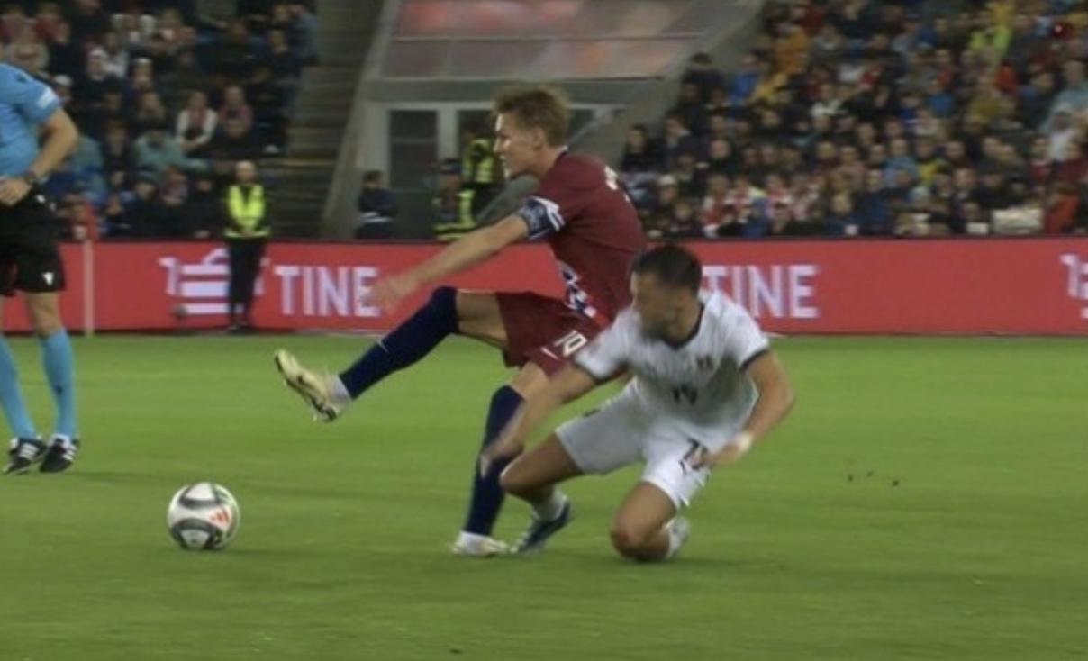 오스트리아와의 경기에서 부상을 당한 아스널의 캡틴 외데고르