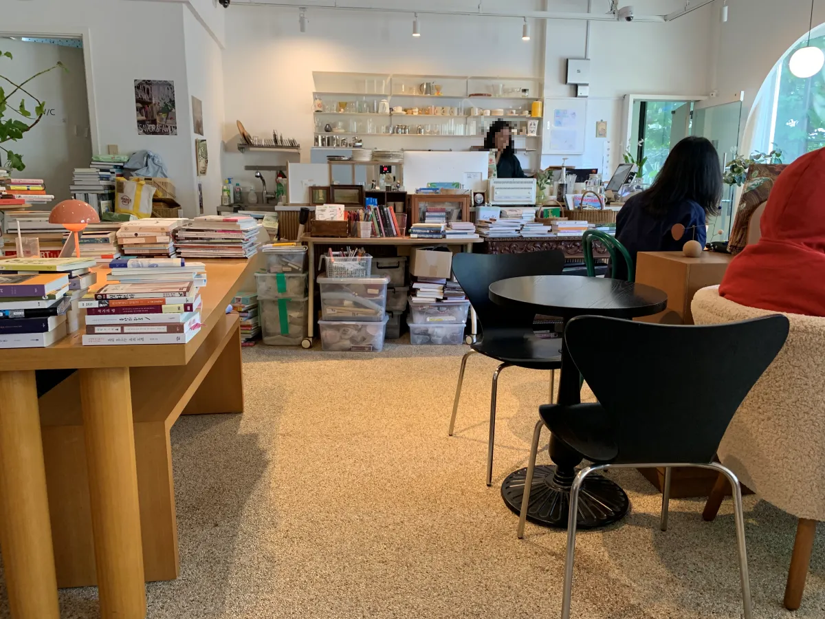 카페에서-주문받는-사장님