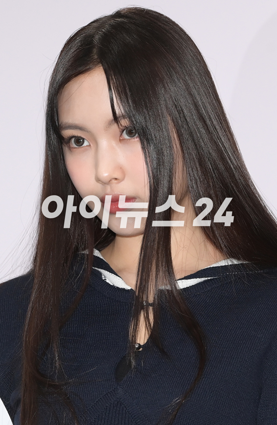그룹 뉴진스 혜인이 16일 오전 서울특별시청에서 열린 서울홍보대사 감사패 수여 및 위촉식에 참석해 포토타임을 갖고 있다. [사진=정소희 기자]