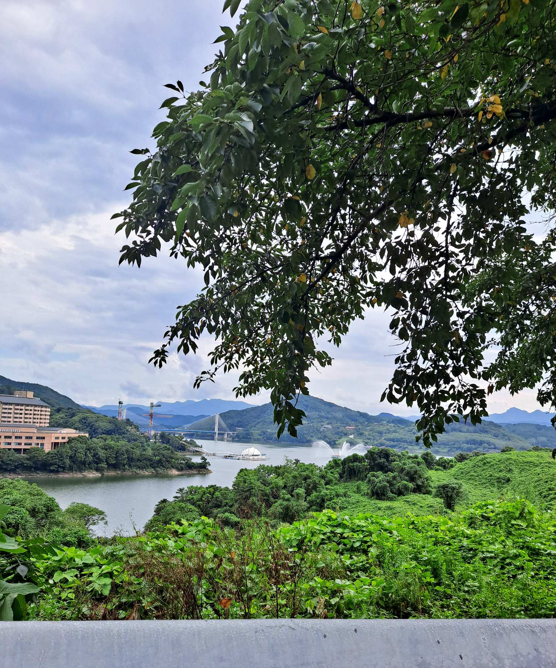 저멀리 수경분수 계속되다