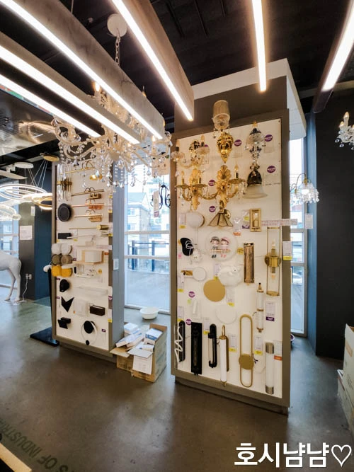 하남 프로라이팅 쇼룸의 고급 벽등과 샹들리에 전시존 전경