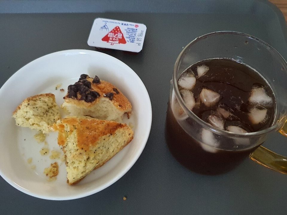 스콘 빵과 커피