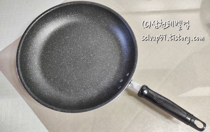 다이소 마블코팅 프라이팬 실물 앞면과 손잡이