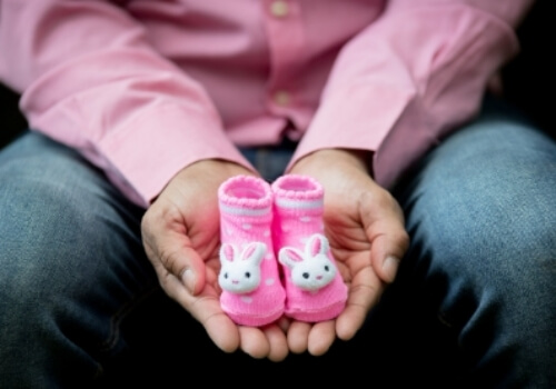 아이의-신발을-들고있는-이미지