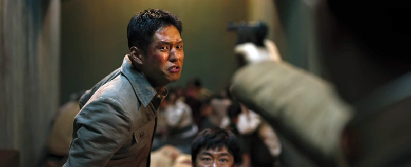 회색옷을 입고 상처를 입은 경성크리처에서 희도를 맡은 배우 남민우