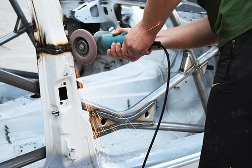 자동차프레임을-자르는-모습