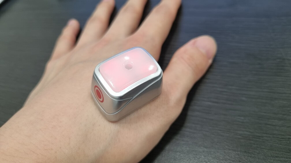 손 위에 올린 전자뜸